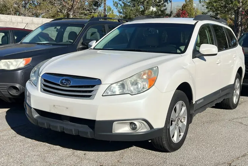 2010 Subaru Outback 2.5i Premium photo 1