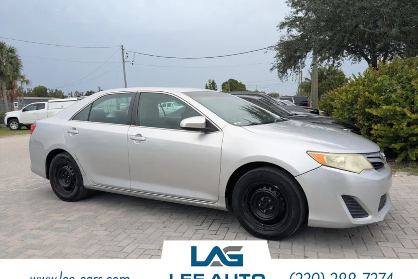 2012 Toyota Camry LE photo 1