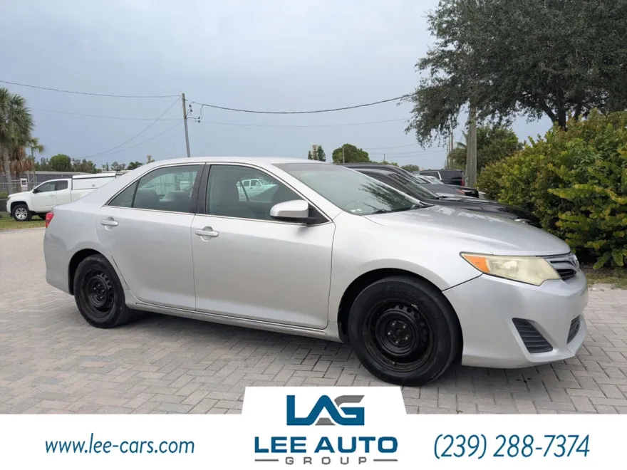2012 Toyota Camry LE photo 1