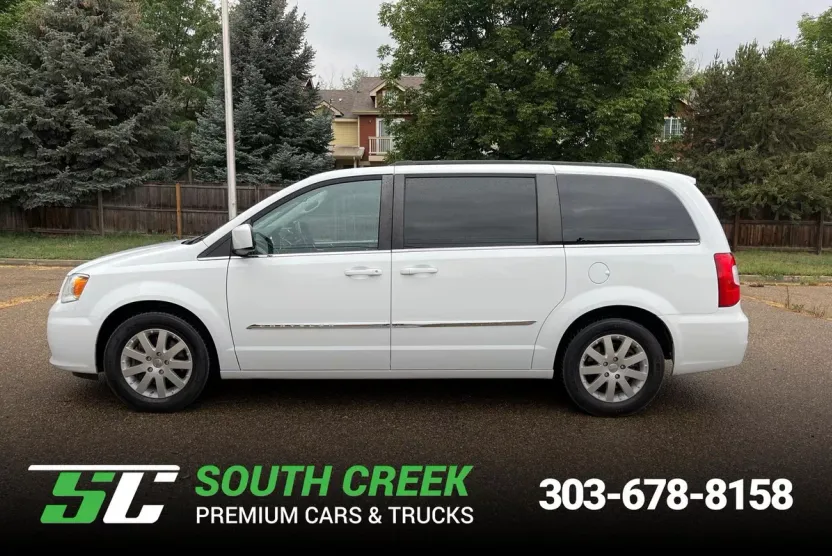 2016 Chrysler Town & Country Touring photo 1