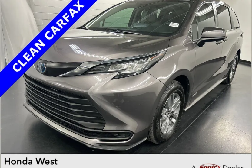 2021 Toyota Sienna LE photo 1