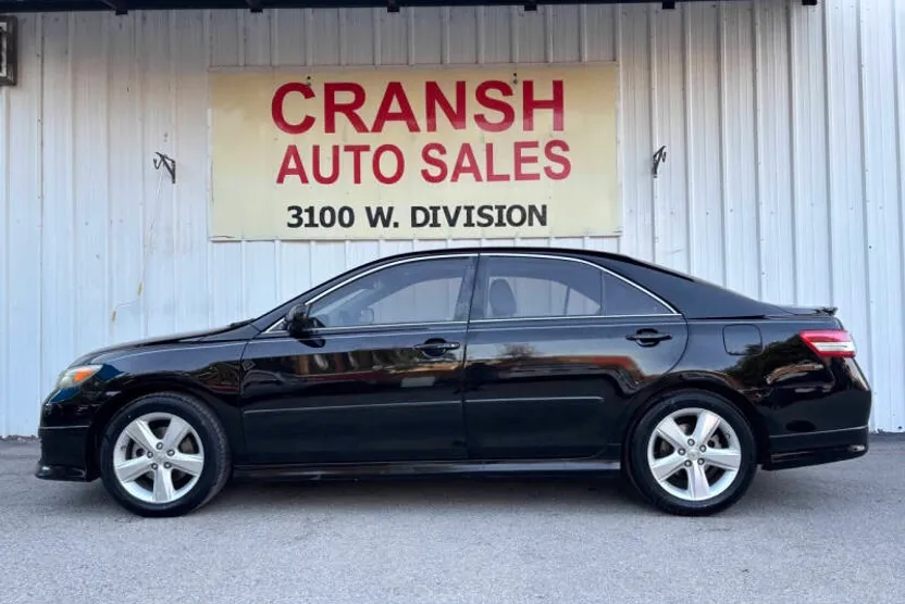2011 Toyota Camry SE photo 1