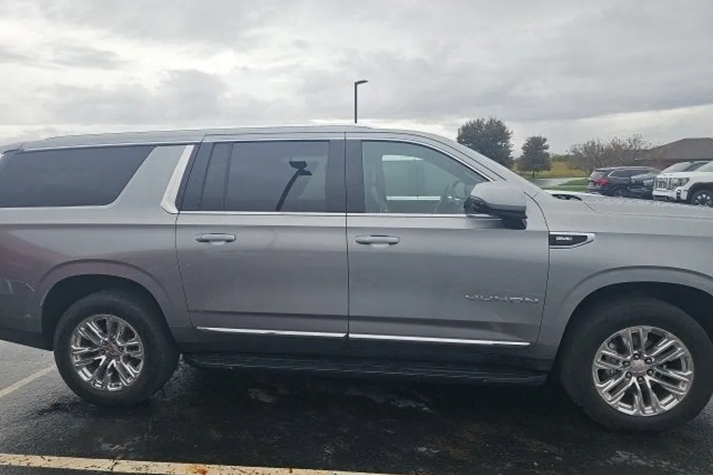 2023 Gmc Yukon XL SLT photo 1