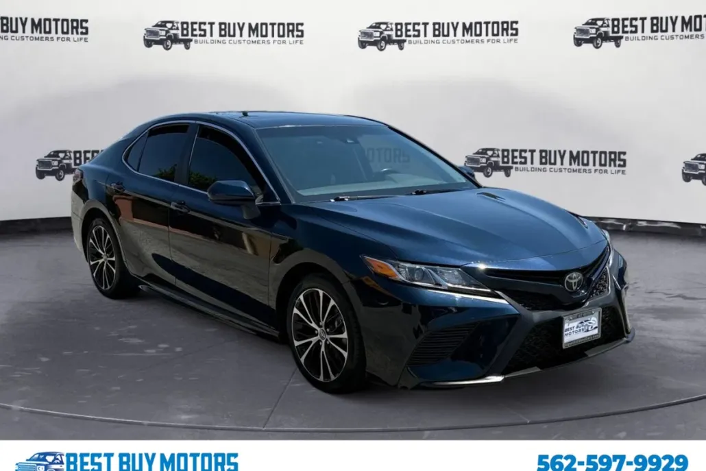 2018 Toyota Camry SE photo 1
