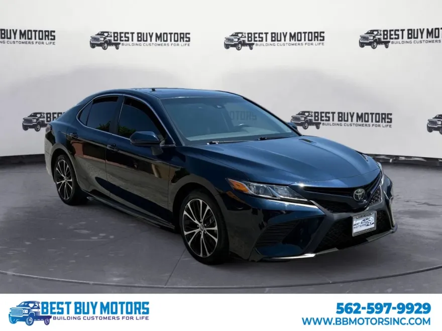 2018 Toyota Camry SE photo 1