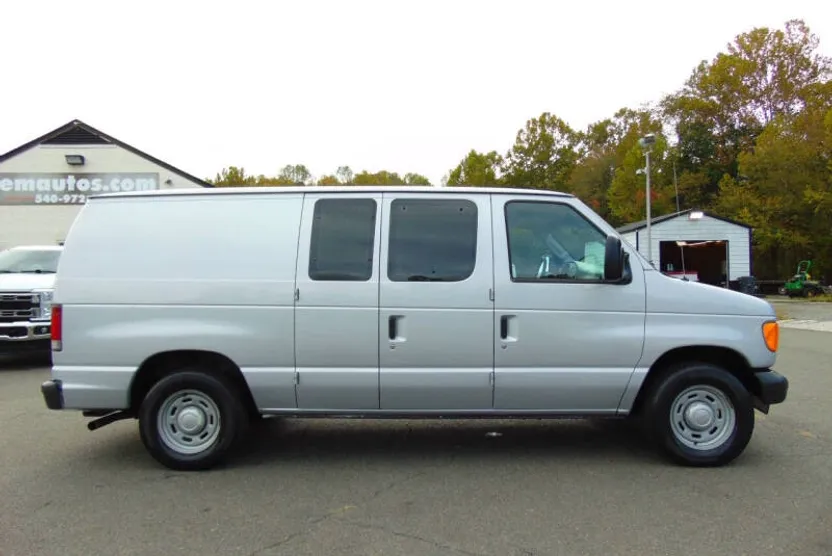 2004 Ford E-150 photo 1