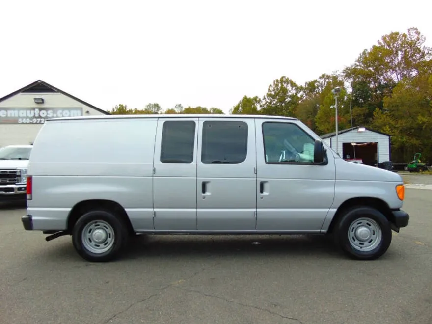 2004 Ford E-150 photo 1
