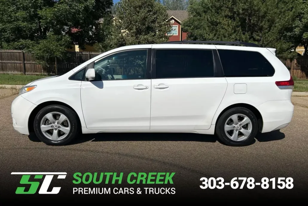 2012 Toyota Sienna LE photo 1