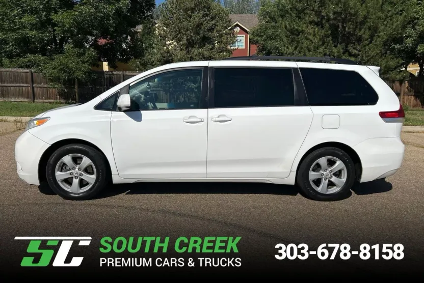 2012 Toyota Sienna LE photo 1