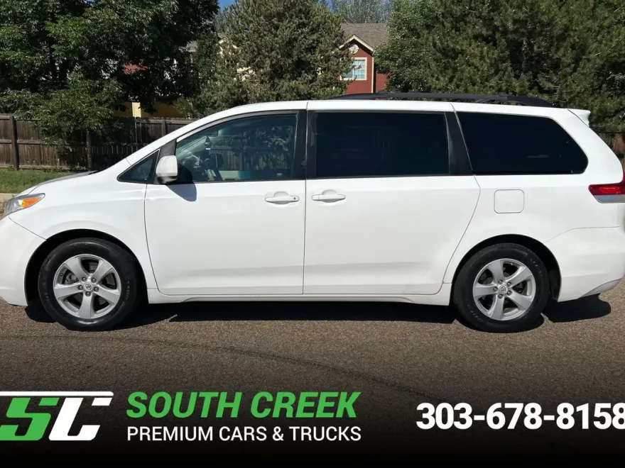 2012 Toyota Sienna LE photo 1