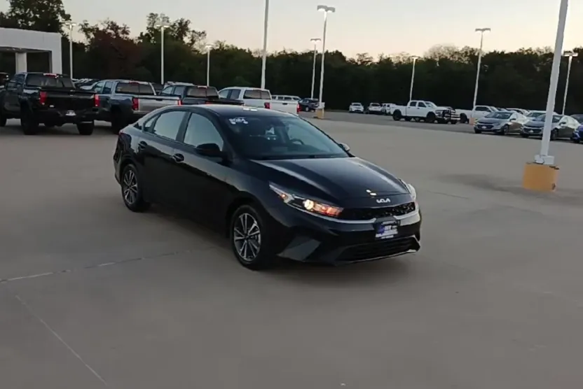 2024 Kia Forte LXS photo 1
