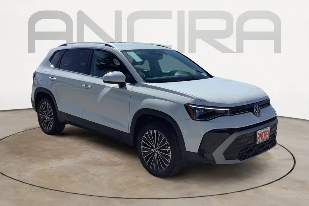 2025 Volkswagen Taos SE photo 1