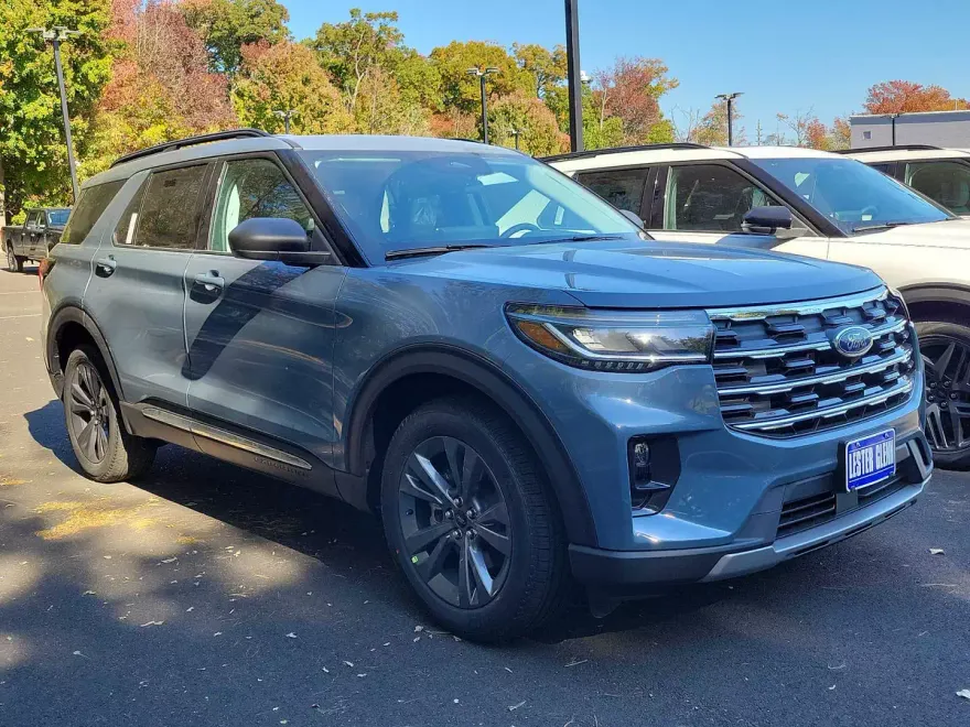2025 Ford Explorer photo 1