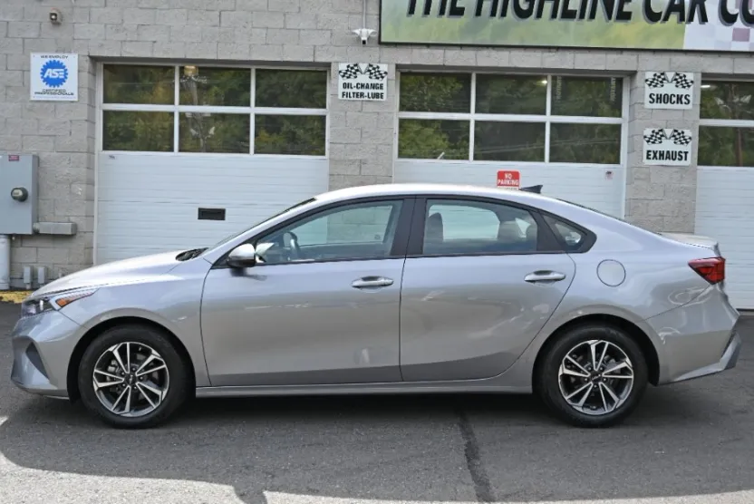 2024 Kia Forte LXS photo 1