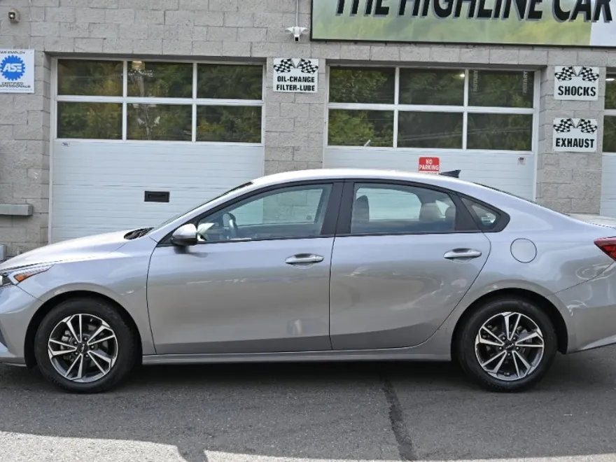 2024 Kia Forte LXS photo 1