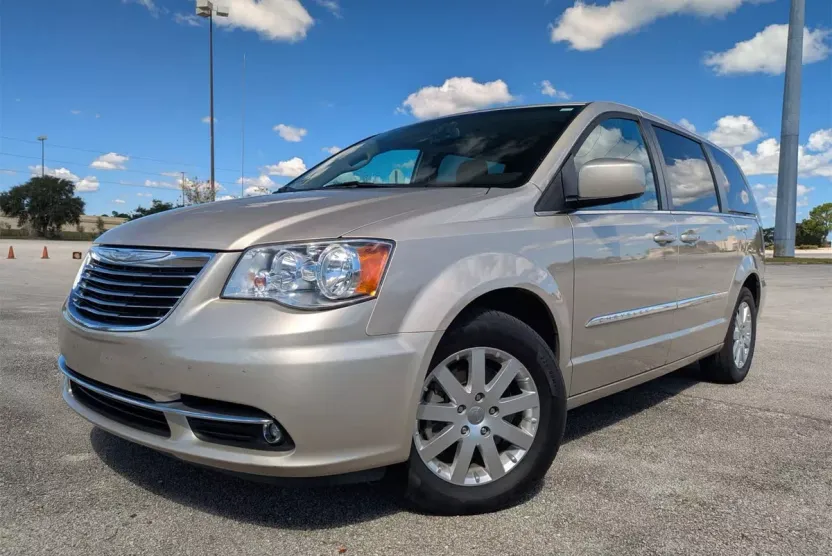 2016 Chrysler Town & Country Touring photo 1