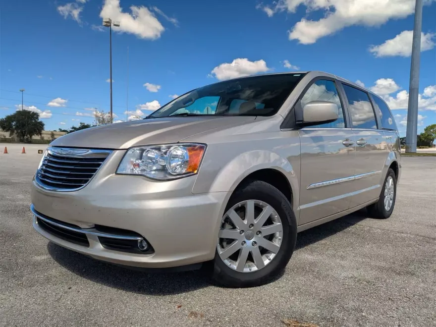 2016 Chrysler Town & Country Touring photo 1