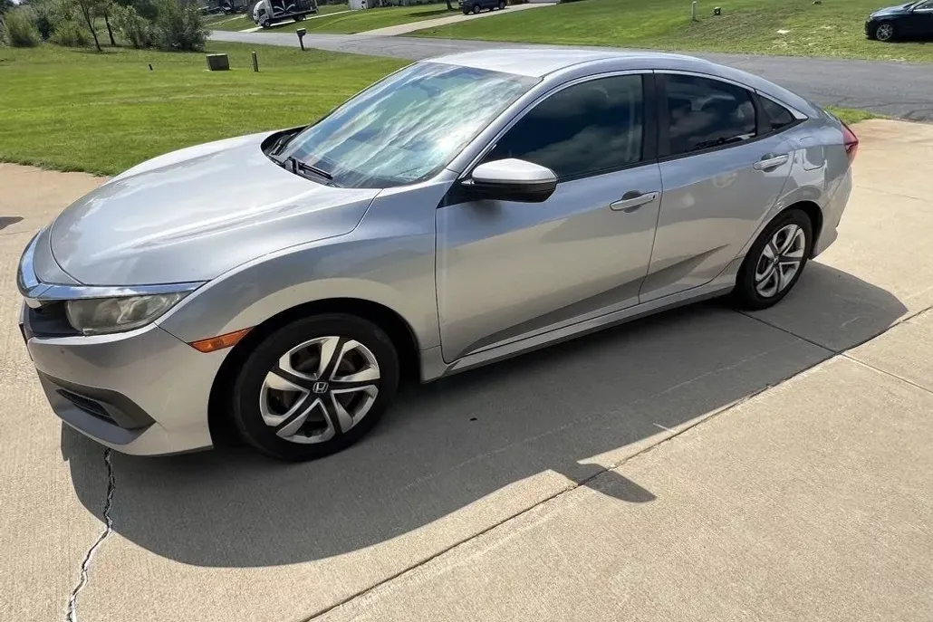 2018 Honda Civic LX photo 1