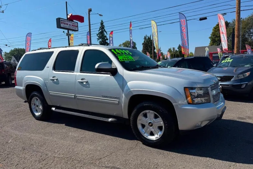 2013 Chevrolet Suburban LT photo 1