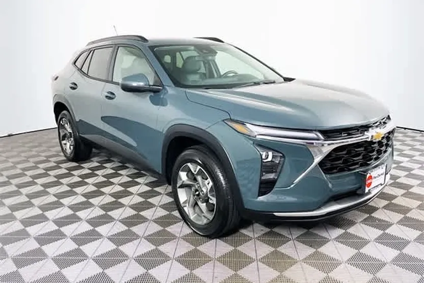 2025 Chevrolet Trax LT photo 1