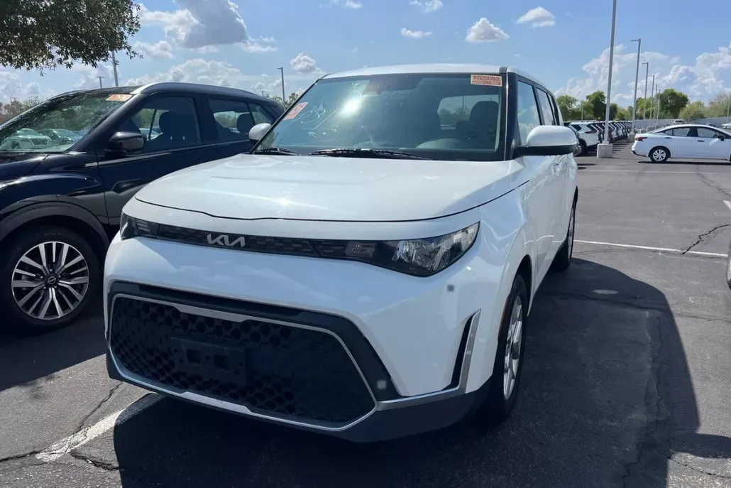 2023 Kia Soul LX photo 1