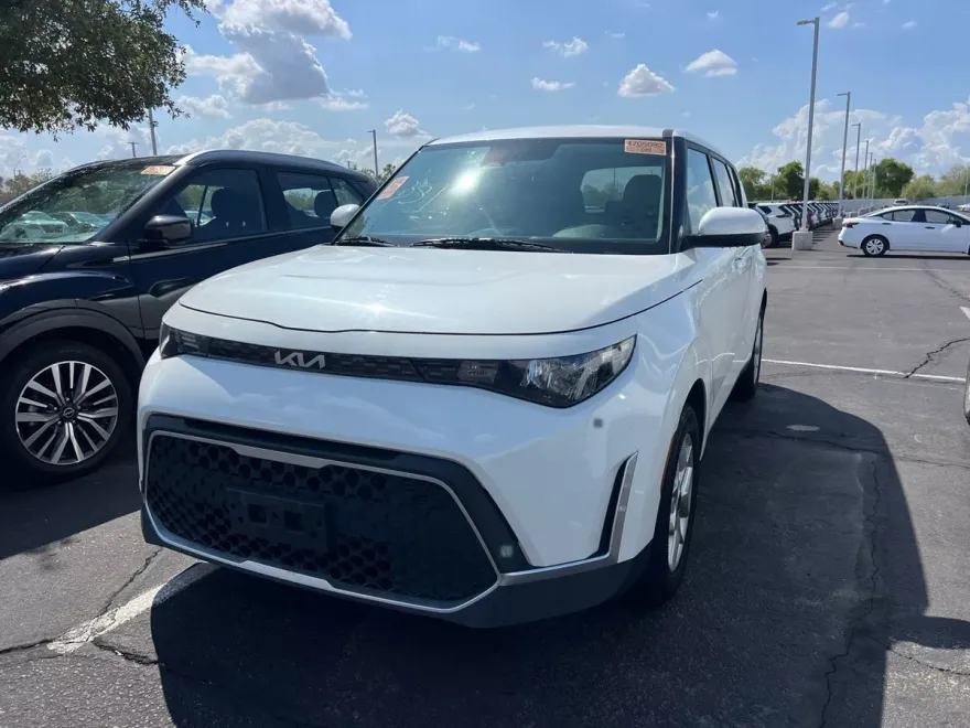 2023 Kia Soul LX photo 1