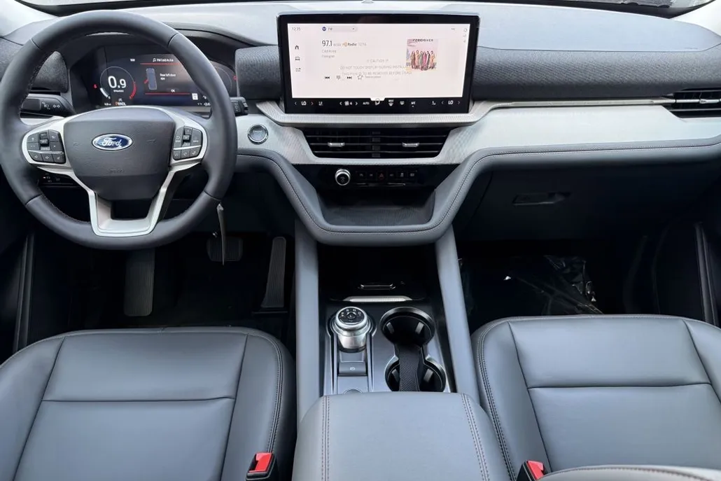 2025 Ford Explorer photo 1