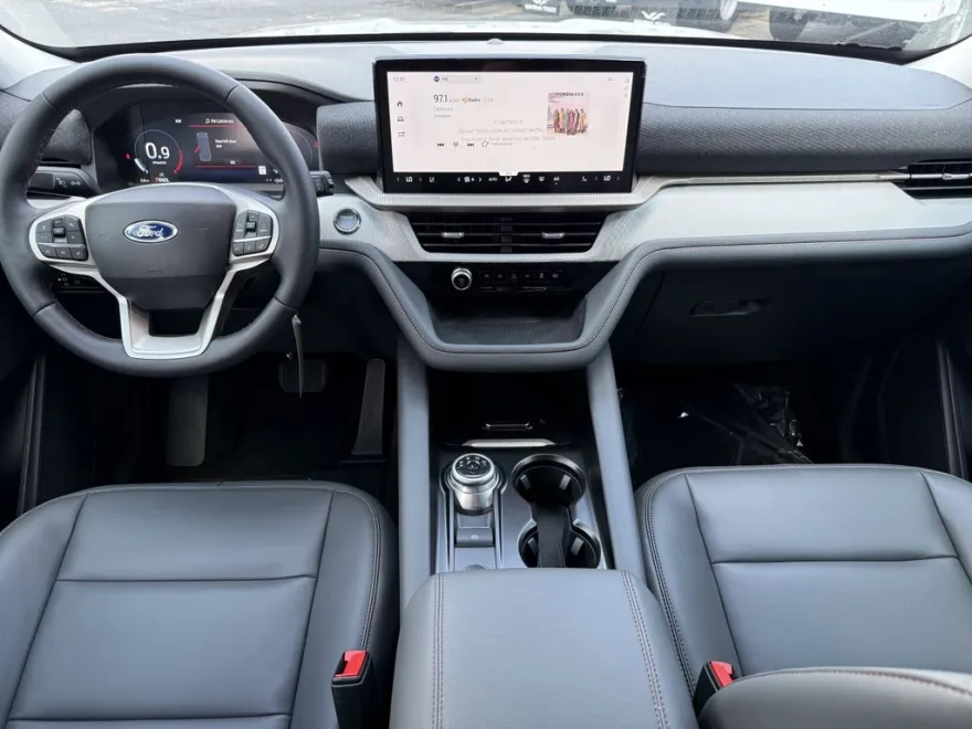 2025 Ford Explorer photo 1