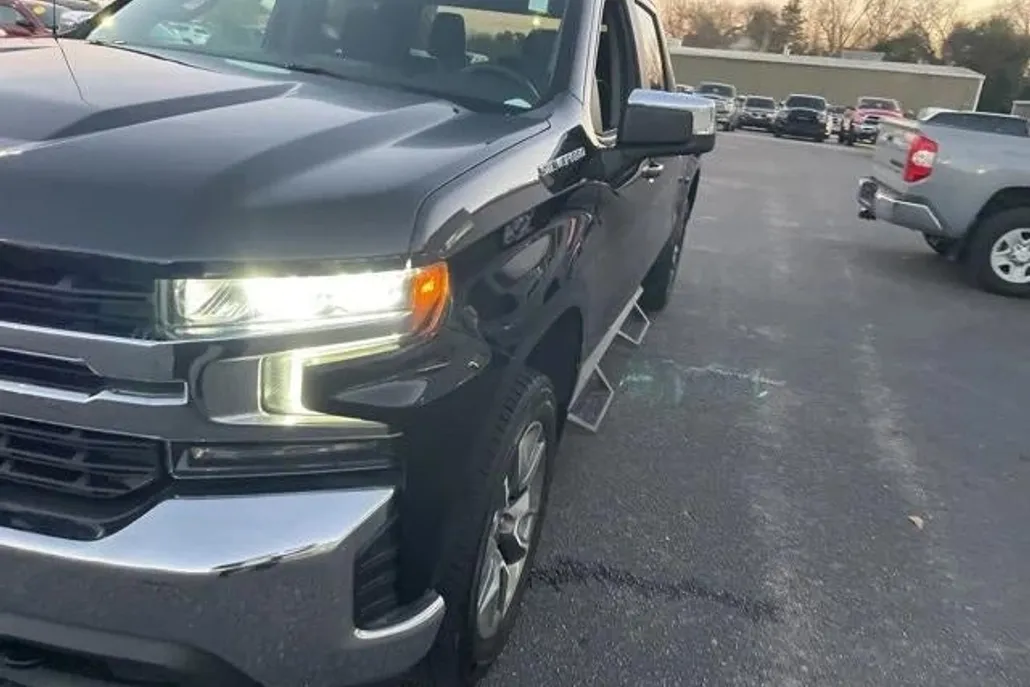 2020 Chevrolet Silverado LT photo 1