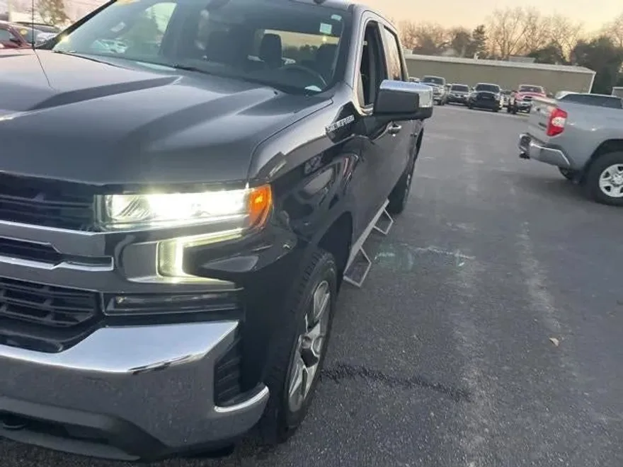 2020 Chevrolet Silverado LT photo 1