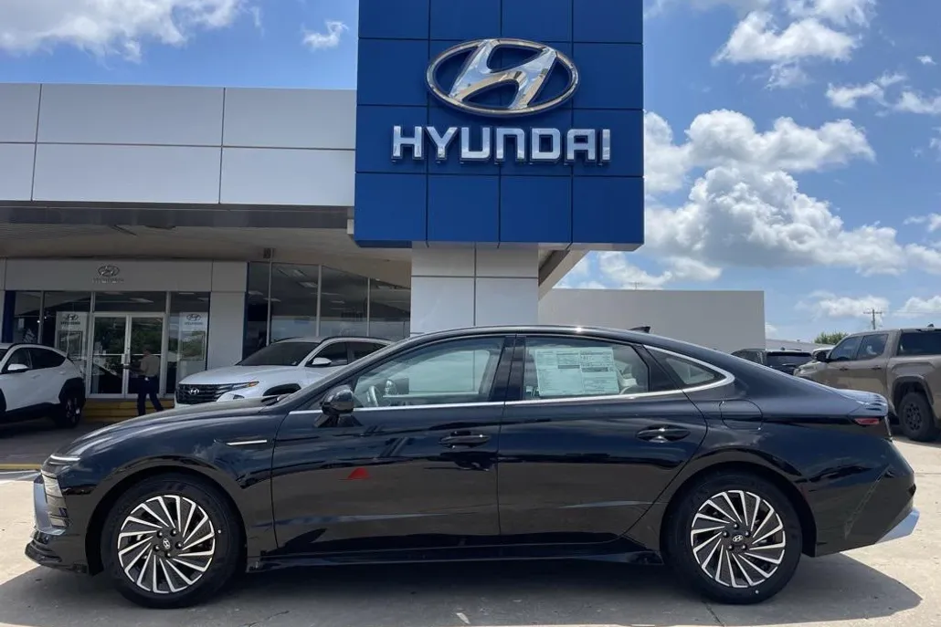 2025 Hyundai Sonata Hybrid SEL photo 1