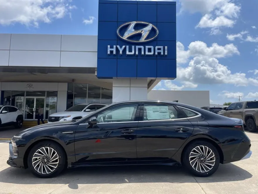 2025 Hyundai Sonata Hybrid SEL photo 1