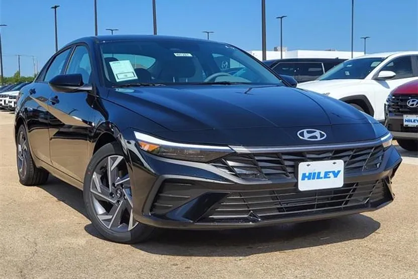 2025 Hyundai Elantra SEL Sport photo 1