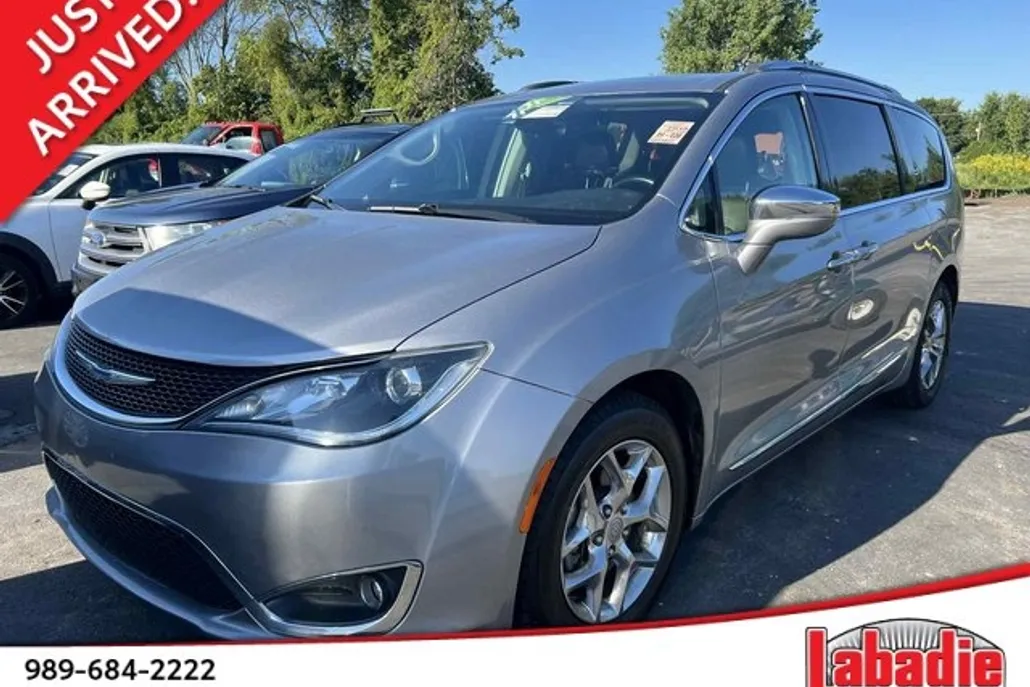 2018 Chrysler Pacifica Limited photo 1