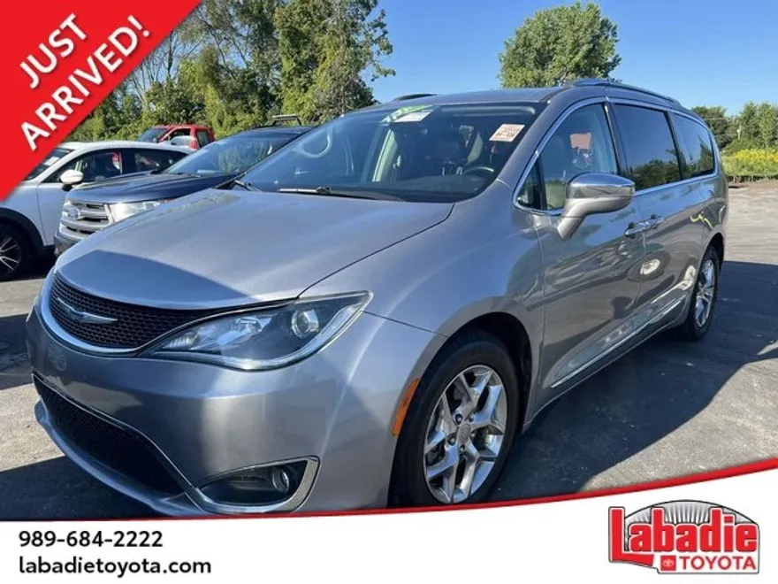 2018 Chrysler Pacifica Limited photo 1