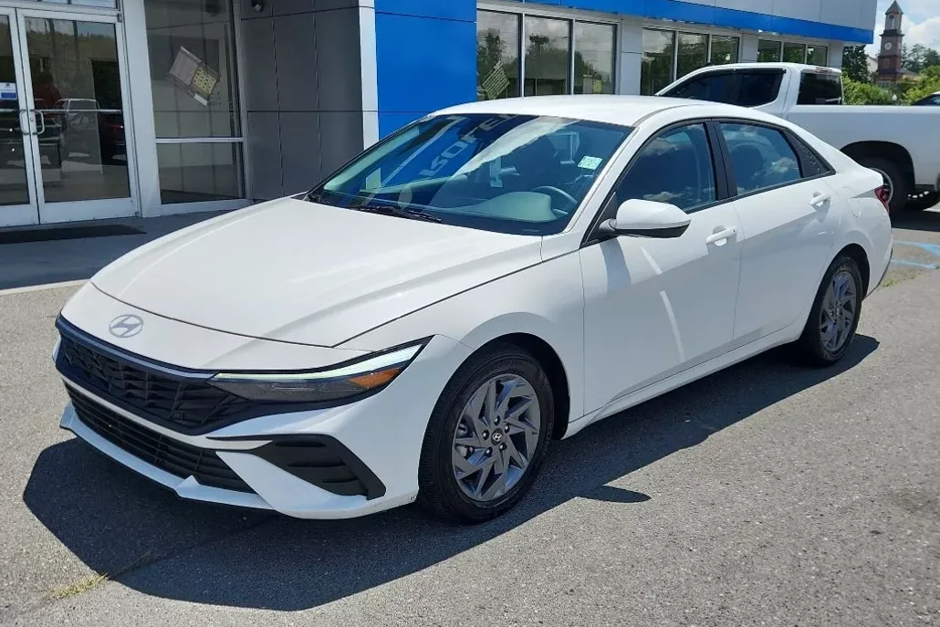 2024 Hyundai Elantra SEL photo 1