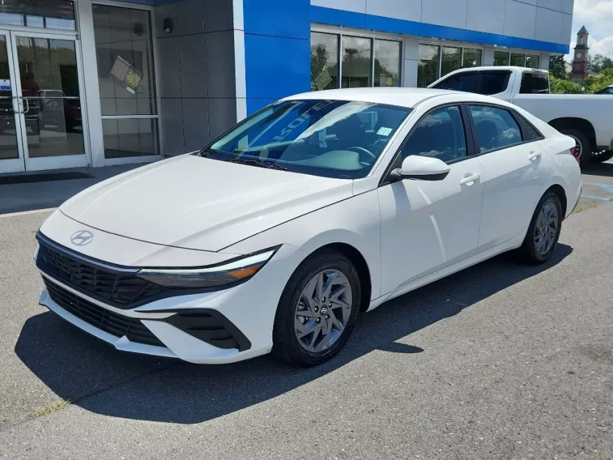 2024 Hyundai Elantra SEL photo 1