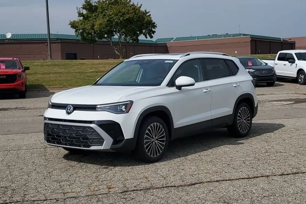 2025 Volkswagen Taos SE photo 1