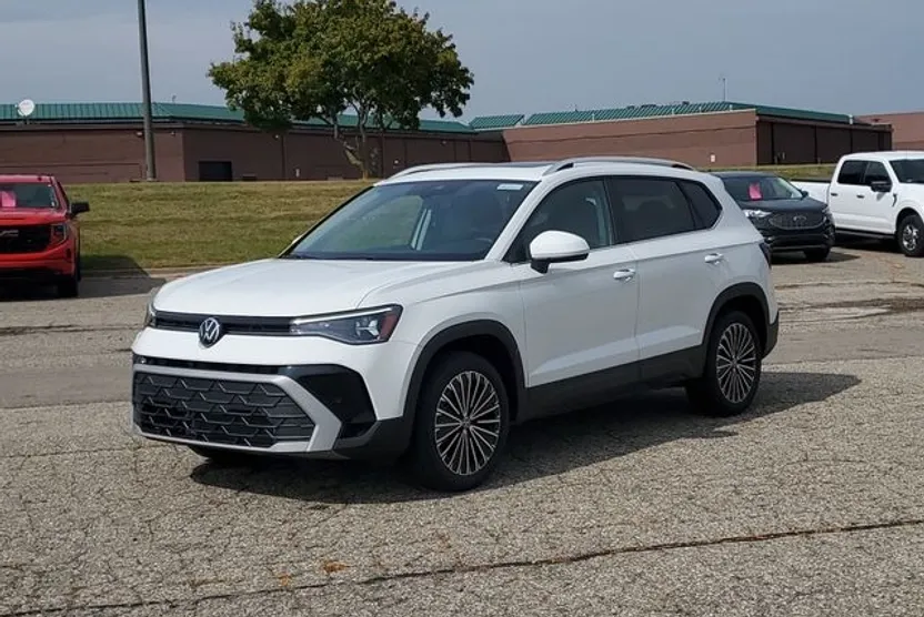 2025 Volkswagen Taos SE photo 1