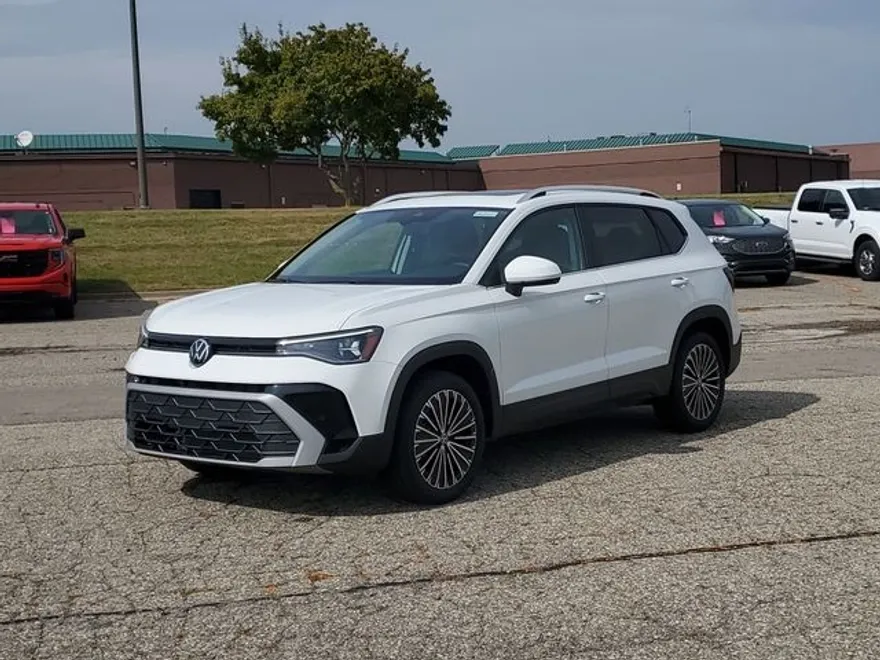 2025 Volkswagen Taos SE photo 1