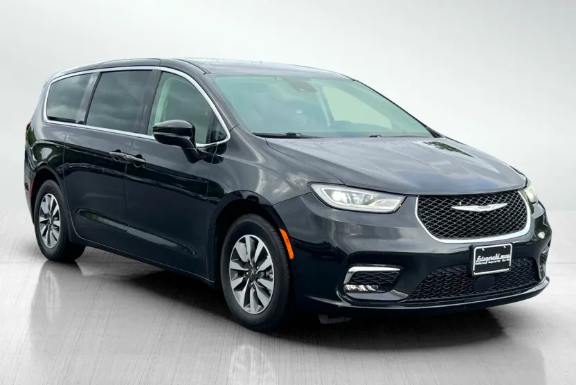 2022 Chrysler Pacifica Hybrid Touring L photo 1