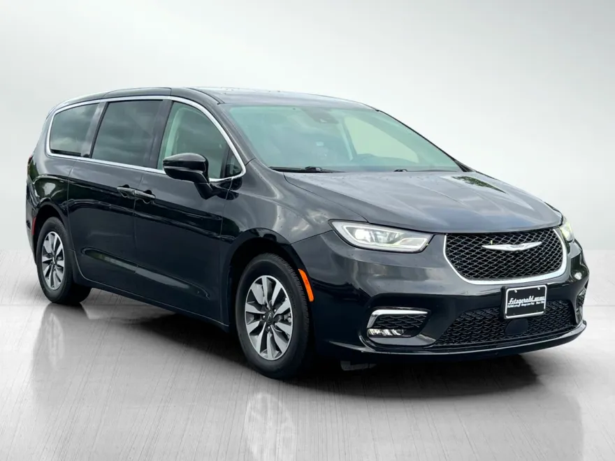 2022 Chrysler Pacifica Hybrid Touring L photo 1