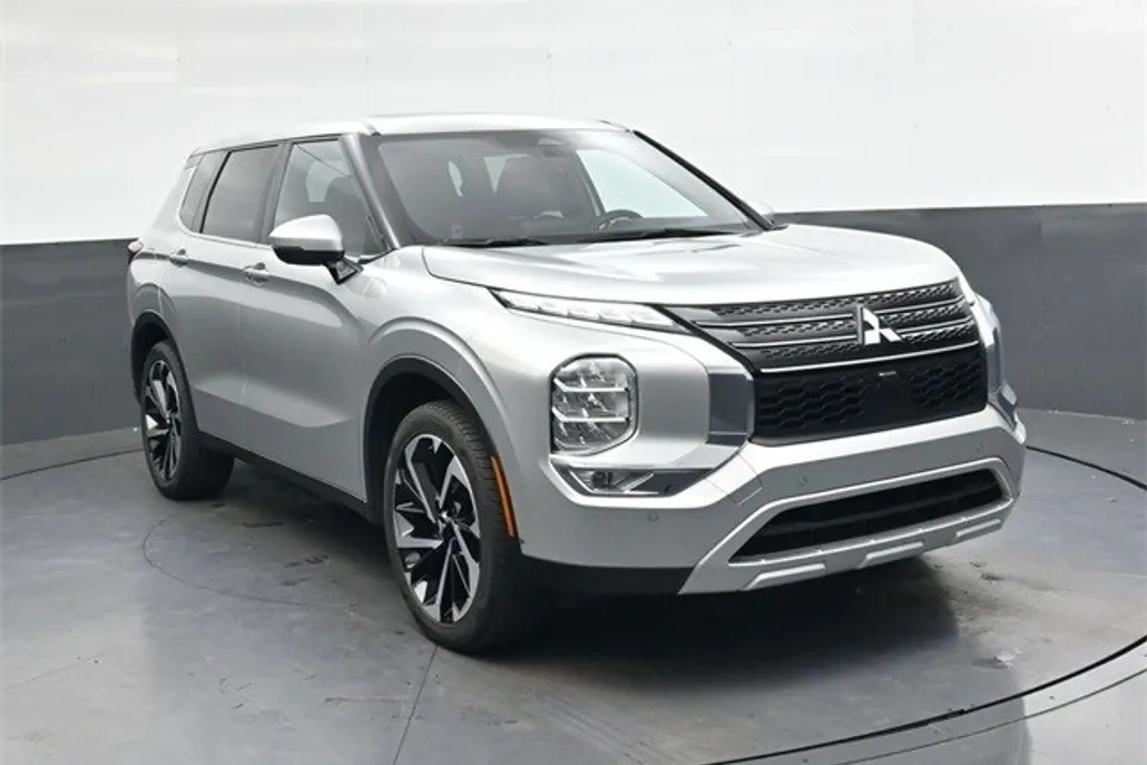 2024 Mitsubishi Outlander SE photo 1