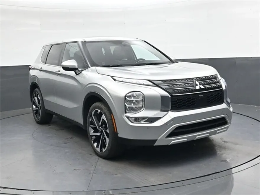 2024 Mitsubishi Outlander SE photo 1