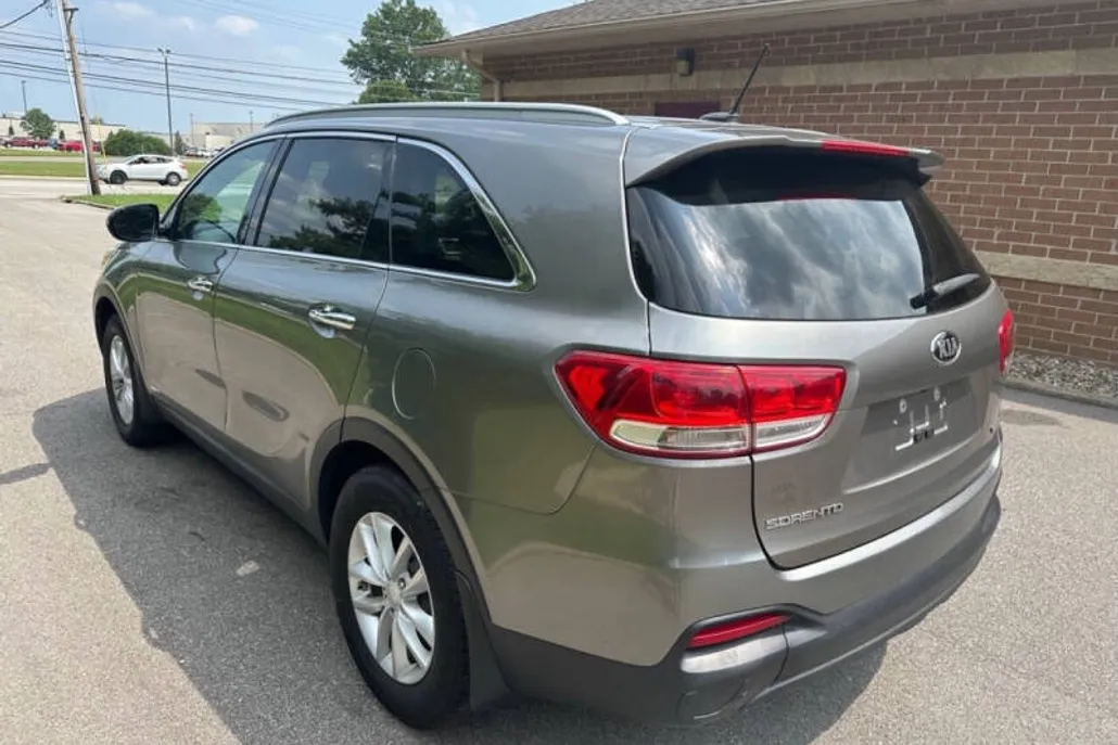 2017 Kia Sorento LX photo 1