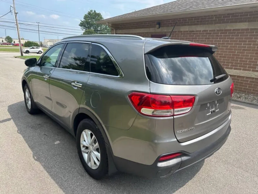 2017 Kia Sorento LX photo 1