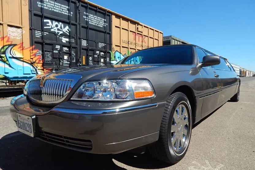 2004 Lincoln Town Car Executive Signature photo 1