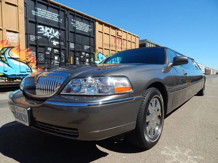 2004 Lincoln Town Car Executive Signature photo 1