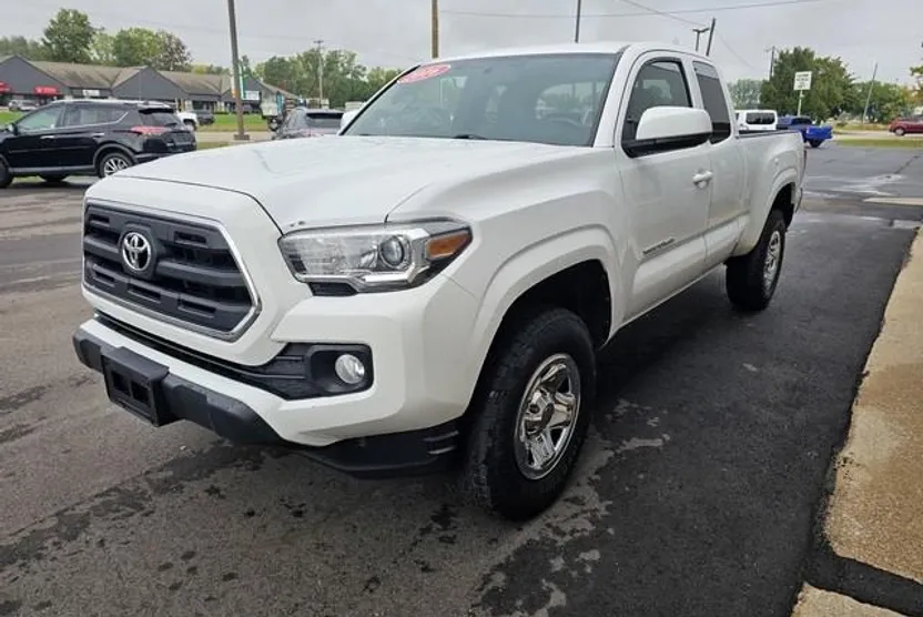 2016 Toyota Tacoma SR5 photo 1