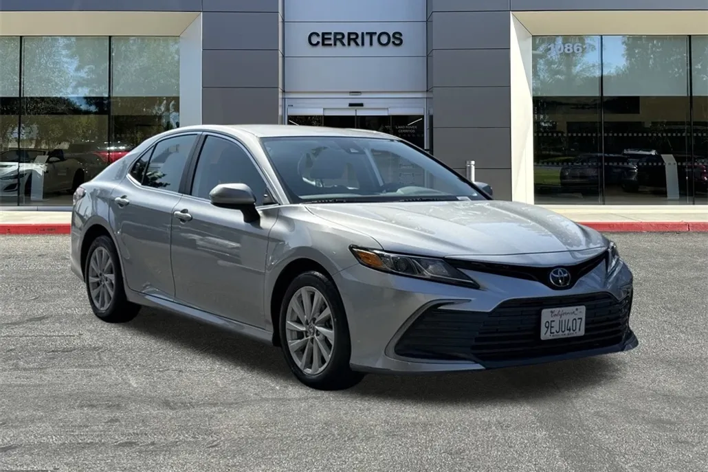 2023 Toyota Camry LE photo 1